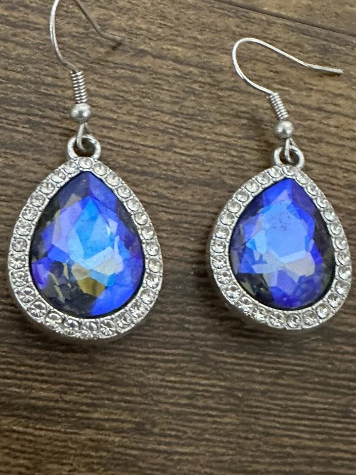 Pendientes colgantes de piedra azul y piedra blanca Foto 2 de 4