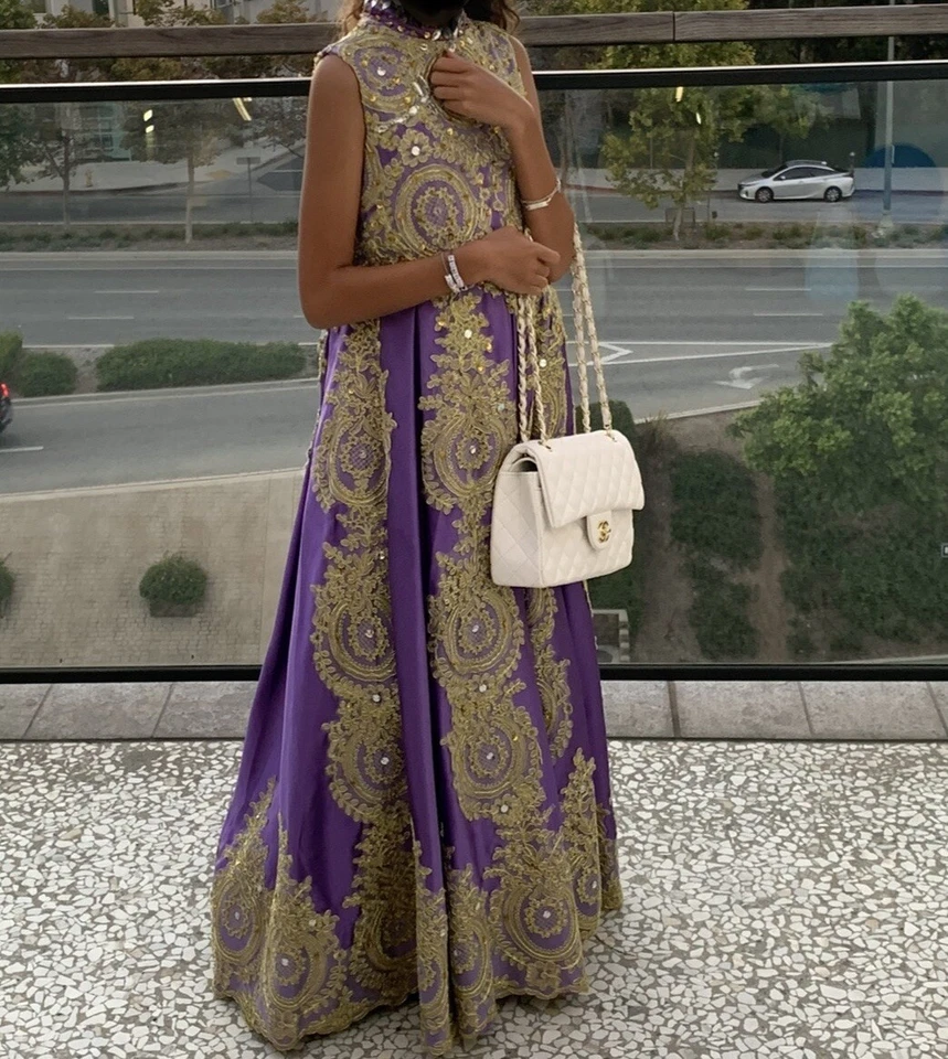 Vestido de fiesta niñas ribete morado y dorado talla 10. Es muy impresionante. Foto 2 de 3