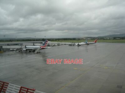 FOTO FLUGHAFEN GLASGOW AN EINEM NASSEN SOMMERTAG DREI FLUGZEUGE DAS NÄCHSTE VON AMERIKA