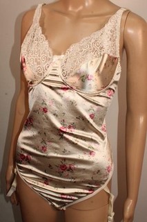 VTG CREAM STRETCH SHIMMERING NYLON & LACE BODY SUIT TEDDIE 4 SUSPENDERS 18 20