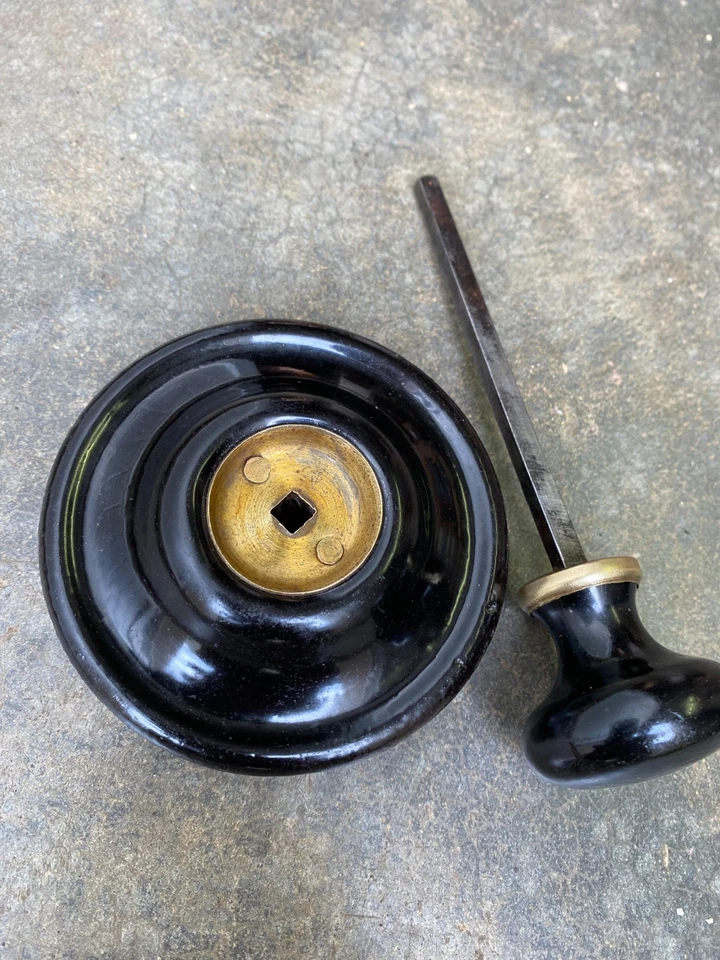 Ancienne crémone de fenetre en fonte. - Photo 4/4