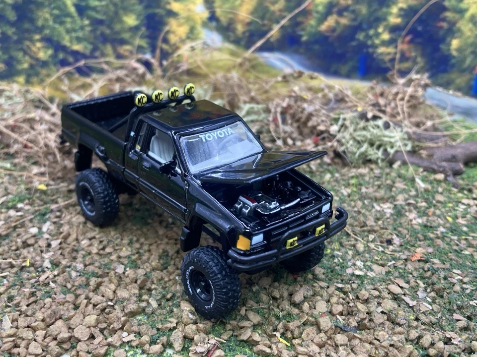 Toyota SR5 1985 camioneta pickup elevada 4x4 1/64 diecast personalizada Johnny Lightning Foto 2 de 4