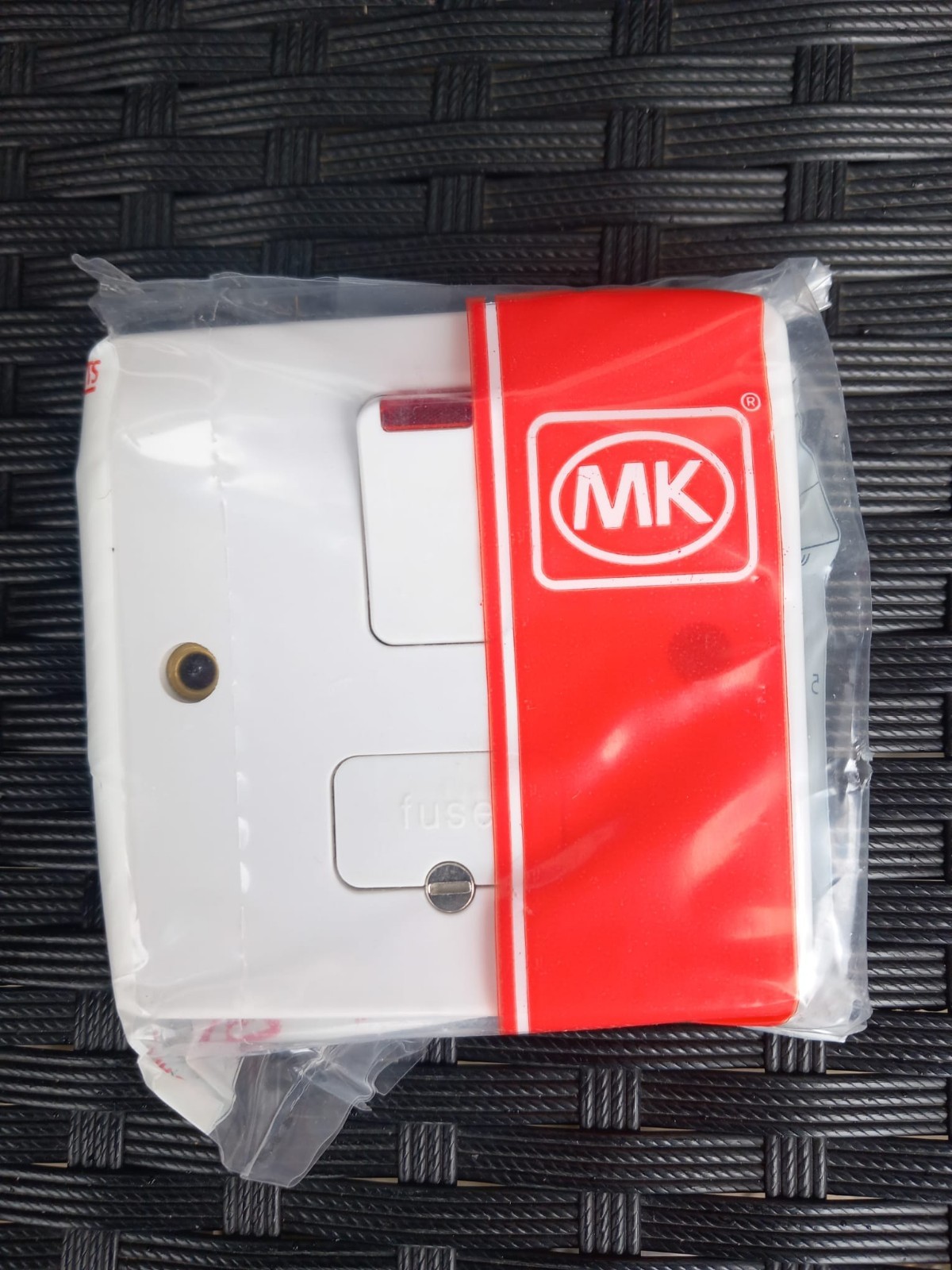 MK K370 WHI 13 AMP DP SWITCHED FUSED SPUR WITH NEON AND FLEX OUTLET.