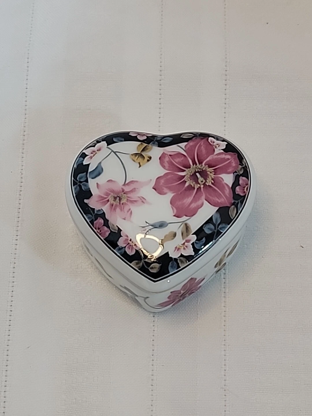 Boîte à bijoux/boîte à bijoux vintage en porcelaine suprême Otagiri en forme de cœur fleurs 2x2