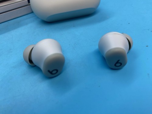 Genuine Beats Solo Buds Wireless Headphones Grey with Apple Warranty 06/2026 - Picture 10 of 11