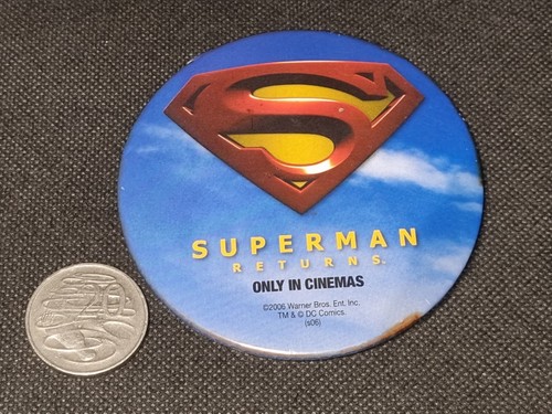 2006 SUPERMAN RETURNS - Large Tin Badge In VGC - Picture 2 of 2