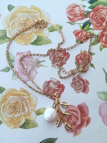 COLLANA SOTTILE CON CIONDOLO PERLA D'ACQUA DOLCE E RAMO FIORITO PLACCATA ORO 23K - Foto 5 di 9