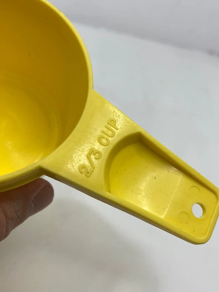 🐞 LOT OF 2 TUPPERWARE YELLOW VINTAGE MEASURING CUPS 2/3 #763 & 3/4 #762 EUC R1 - Image 3 of 4