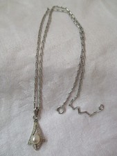 Collar vintage tono plata con perlas de imitación y pedrería