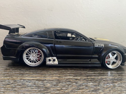 Jada DUB CITY Kustoms Mustang GT-R Concept 1/24 Black Gold Spoiler Wing Custom - Picture 9 of 10