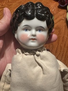 GERMAN “LOW BROW” ANTIQUE CHINA DOLL HEAD DATING TO LIKELY LATE 19TH 20 CENTURY