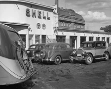 CARS AT SHELL GAS STATION HELSINKI 1939 8X10 PHOTO