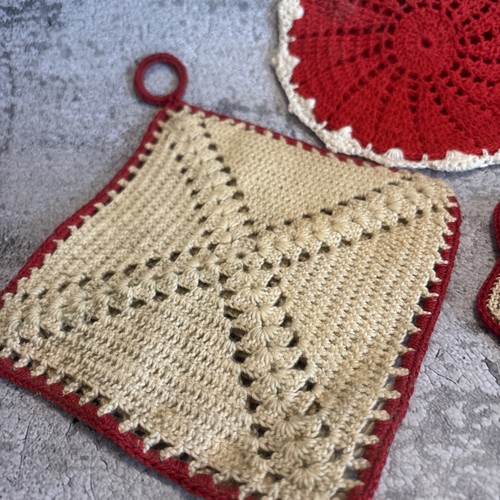 LOT OF 5 VINTAGE HAND CROCHETED POT HOLDERS-ESTATE-RED THEMED - Picture 2 of 11