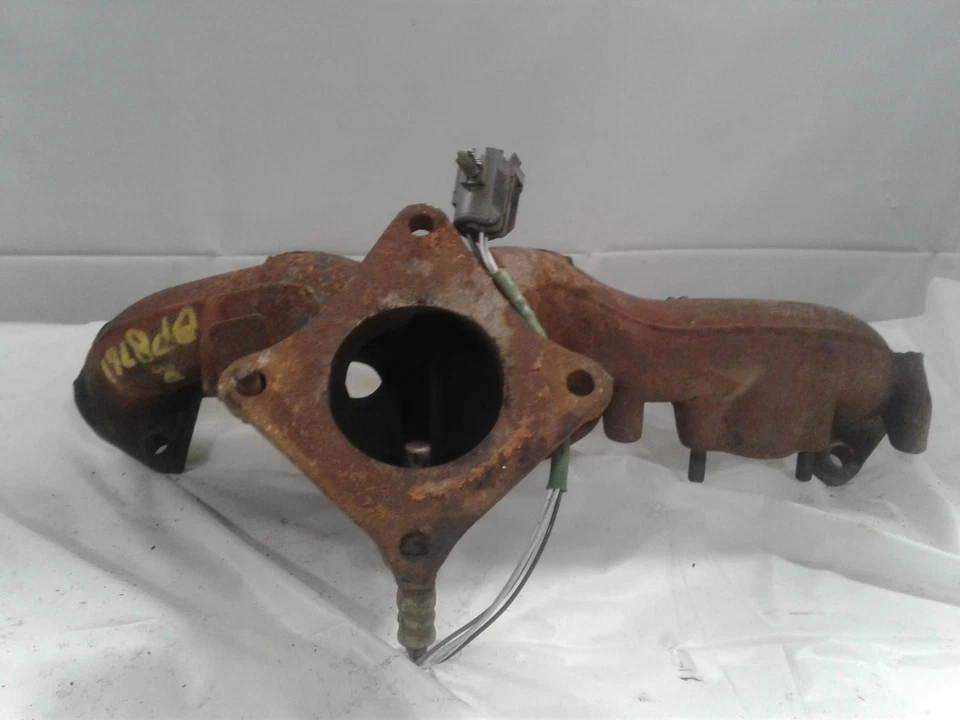 Colector de escape trasero derecho usado se adapta a: Chrysler Voyager 2000 6-181 3,0 L R. trasero Foto 2 de 4