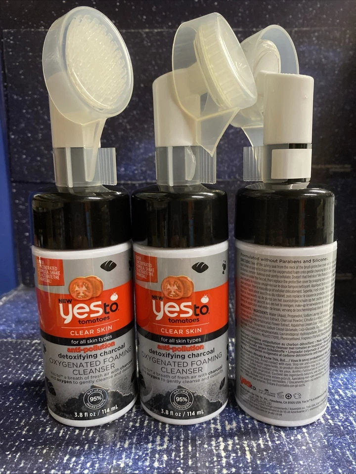 Limpiador en espuma oxigenada con carbón anticontaminación Yes To Tomates 3,8 oz ea Foto 2 de 4