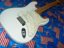 Fender Player Stratocaster Maple Fretboard 2016 Polar White MIM Electric Guitar