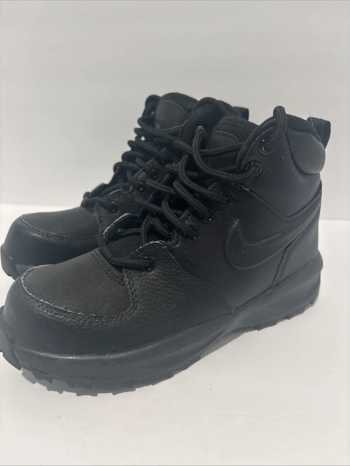 Nike Manoa Leather Hiking Boots Men’s Size 2Y Black Durable Outdoor Shoes