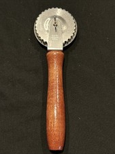 Pampered Chef Pastry Sealing Wheel 7” Vtg Wood Handle Baking Kitchen W15