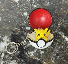 VINTAGE 1999 Basic Fun Pokemon Pokeball Keychain #25 Pikachu NICE!!
