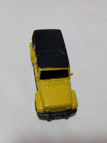 Yellow Maisto 2015 Jeep Wrangler - Picture 3 of 10