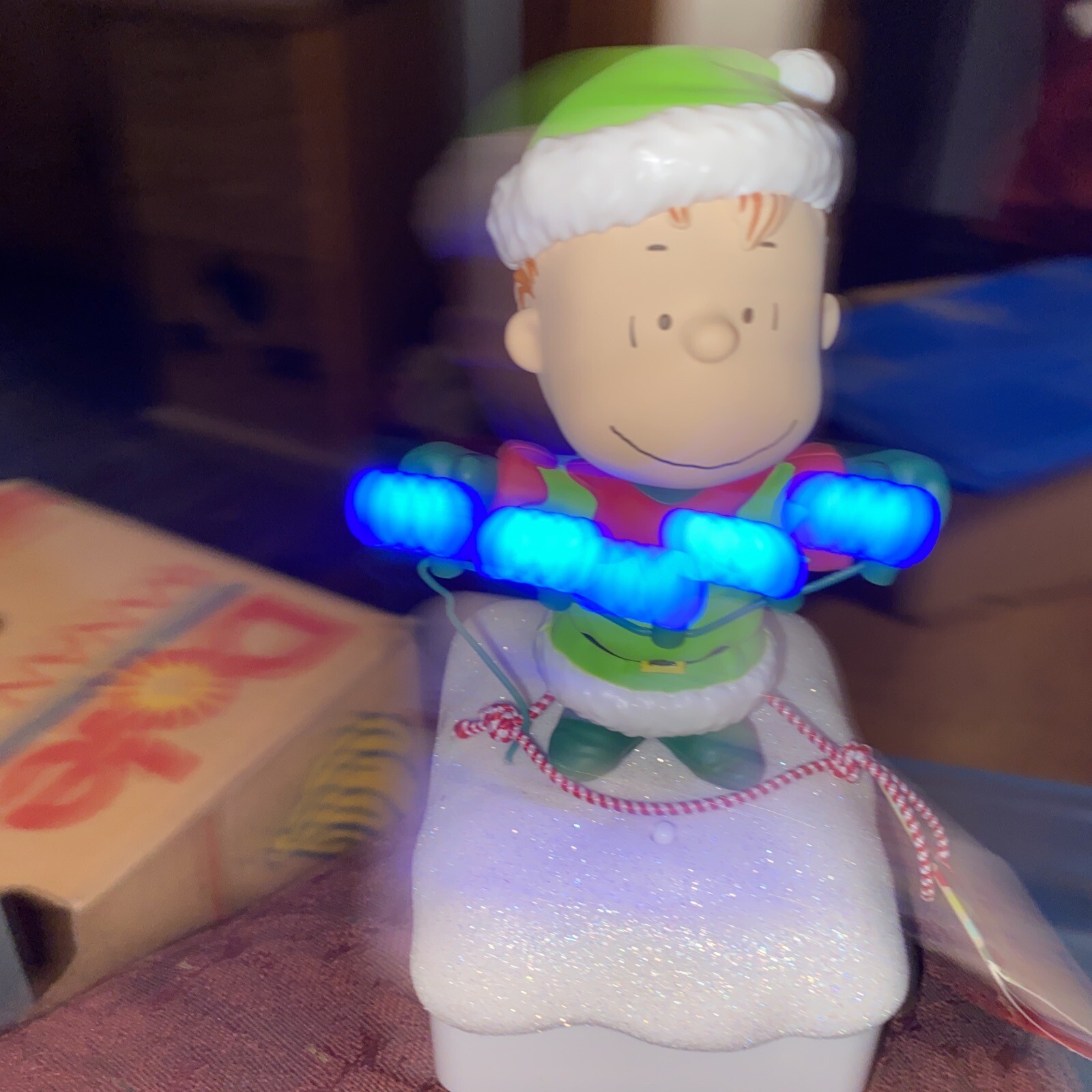 Hallmark 2015 LINUS Wireless Christmas Light Show Peanuts Gang MER