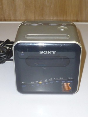 Sony DIGICUBE, silber, Radio AM/FM, Wecker scheint defekt ?