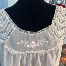 Barbizon Delights 60s 70s Pink lace embroidered nightgown sz M vtg EUC