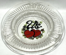 Cenicero de vidrio MCM US dos corazones junto con flecha y flores 3 posiciones 4"x1"