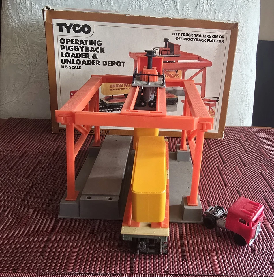 VTG TYCO Operating Piggyback Loader & Unloader Depot - Image 3 of 4