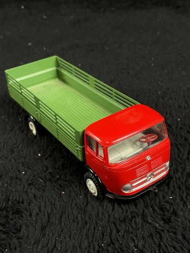 Tekno Denmark Mercedes Benz LP 322 Open Truck COMPLETE w/ 5 Pigs and Box - Picture 2 of 11