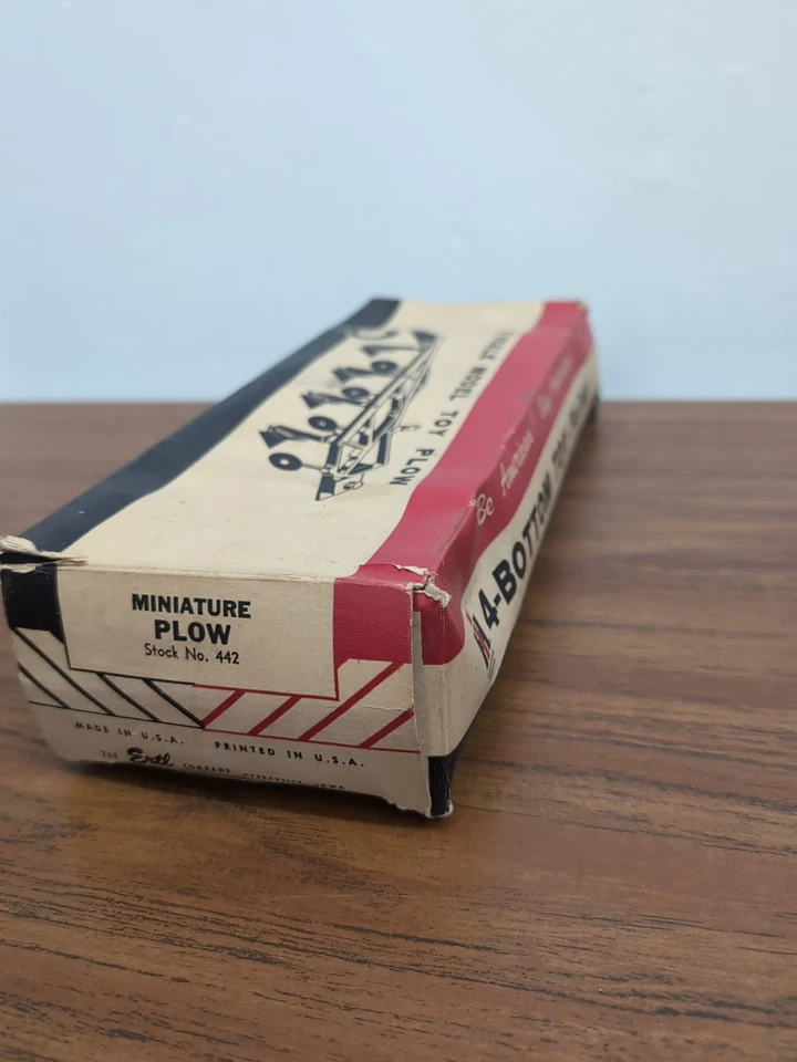 Arado semi-montado con caja Ertl Farm Toy International 4 inferiores 1/16 Foto 4 de 4