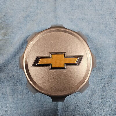 CHEVROLET  2500 3500 OEM CENTER HUB CAP 84307949 JZ SILVER GOLD LOGO