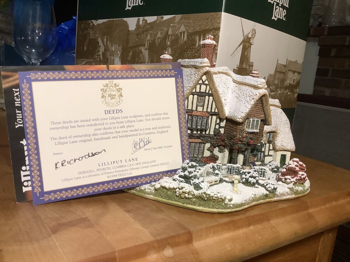 Lilliput Lane Country Living in Winter L2438 with Box and Lilliput Lane Country Living in Winter L2438 with Box and