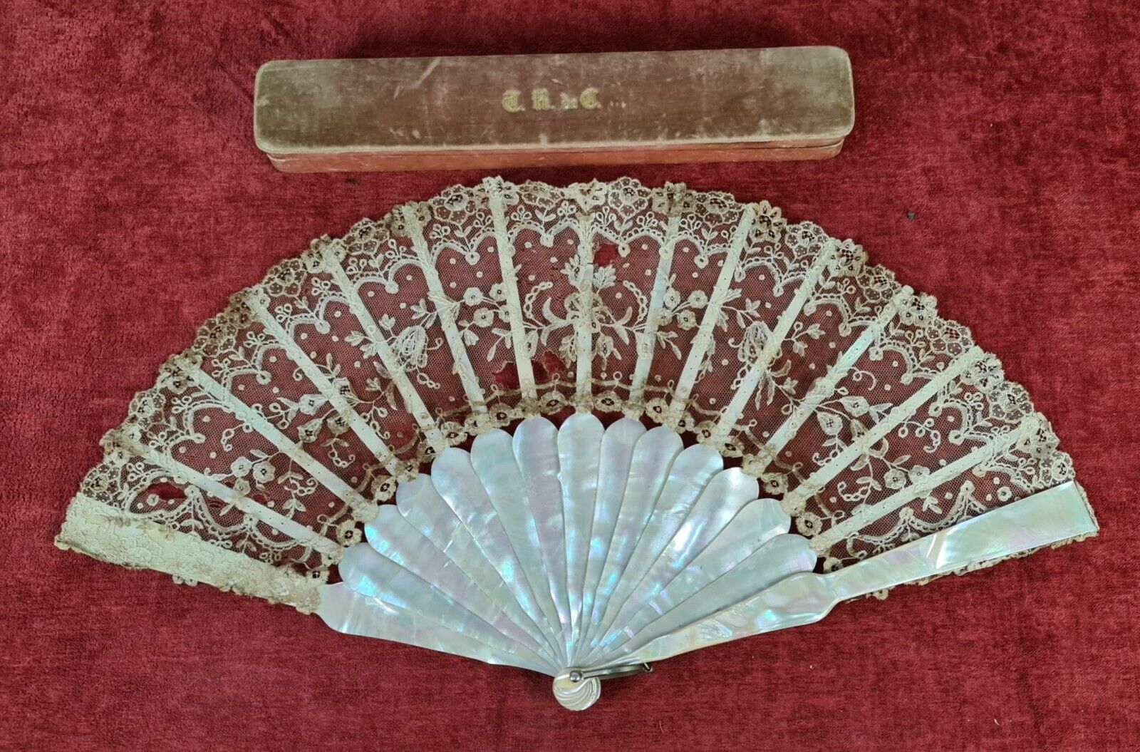 HAND FAN. MOTHER OF PEARL LINKAGE. ENGLISH LACE. FRANCE. XIX CENTURY