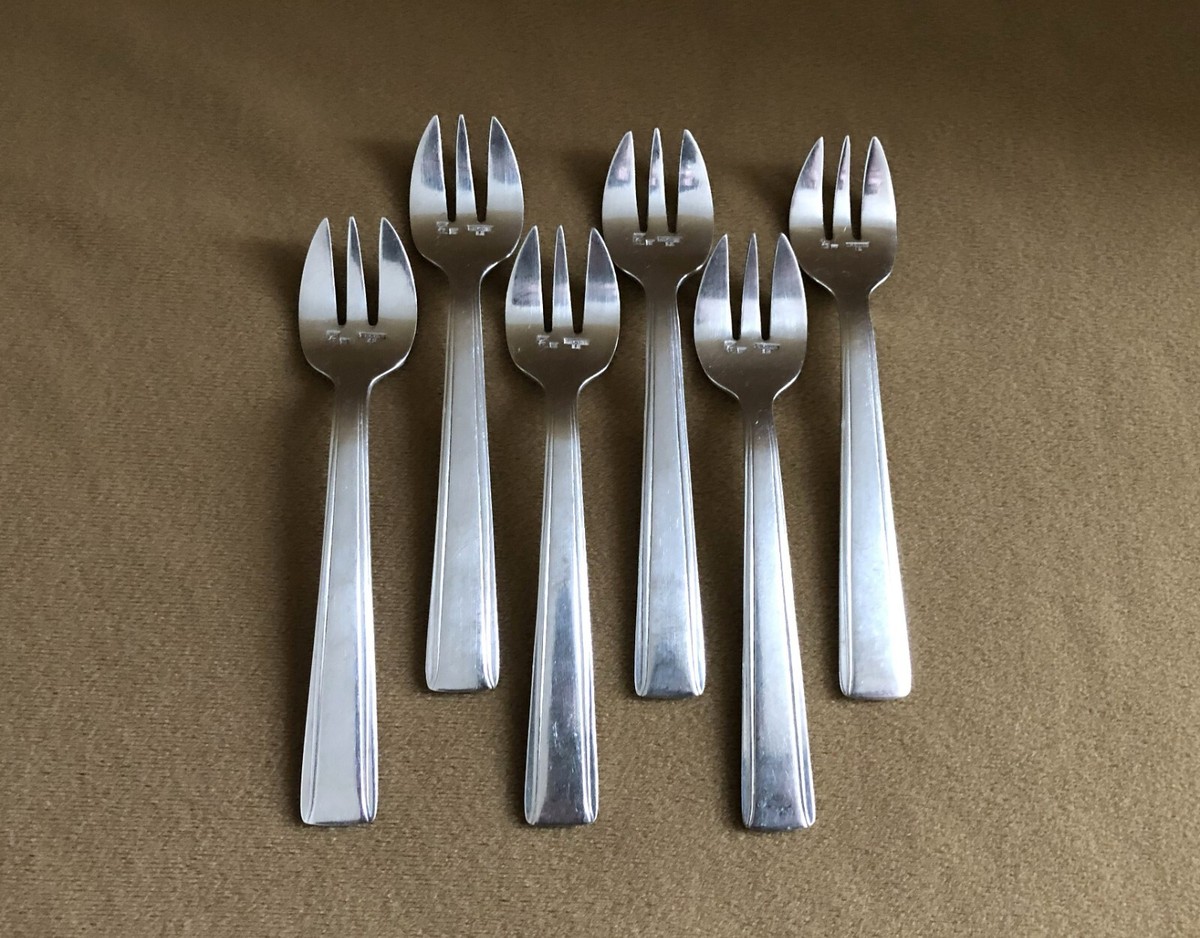 Serie de 9 cuilleres et 9 fourchettes en metal argente modele contours