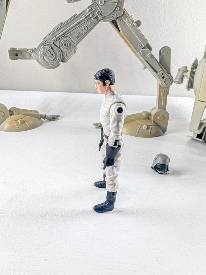 Hasbro Star Wars Imperial AT-ST Scout Walker con Driver Foto 3 de 4