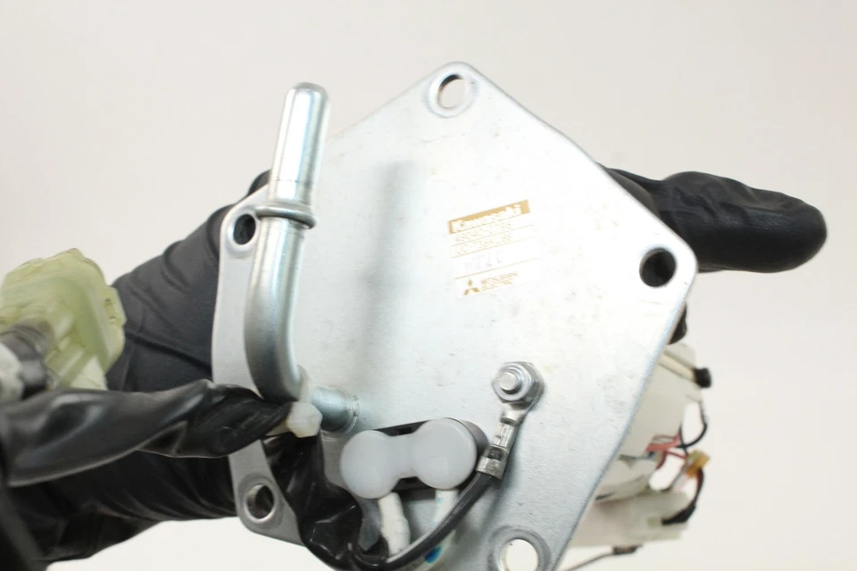 22-24 Kawasaki Ninja ZX10R Fuel Pump Gas Oem — 第 2/4 张图片