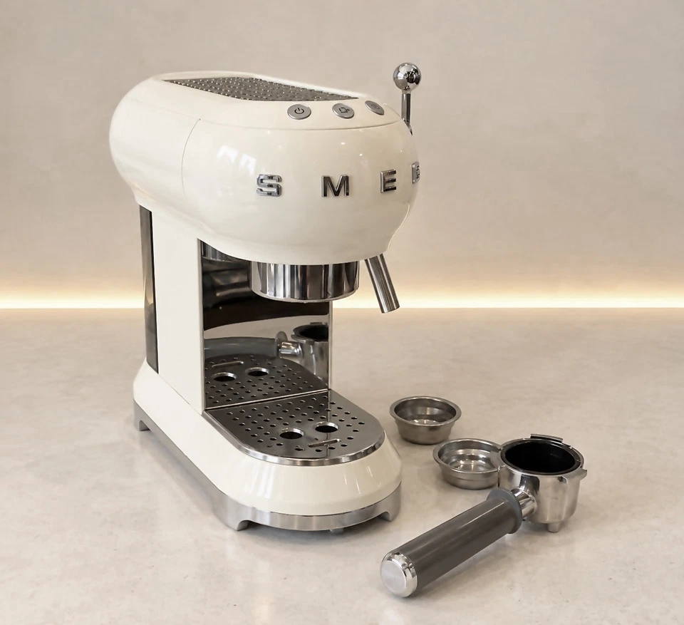 Smeg ECF01, photo 1 sur 2