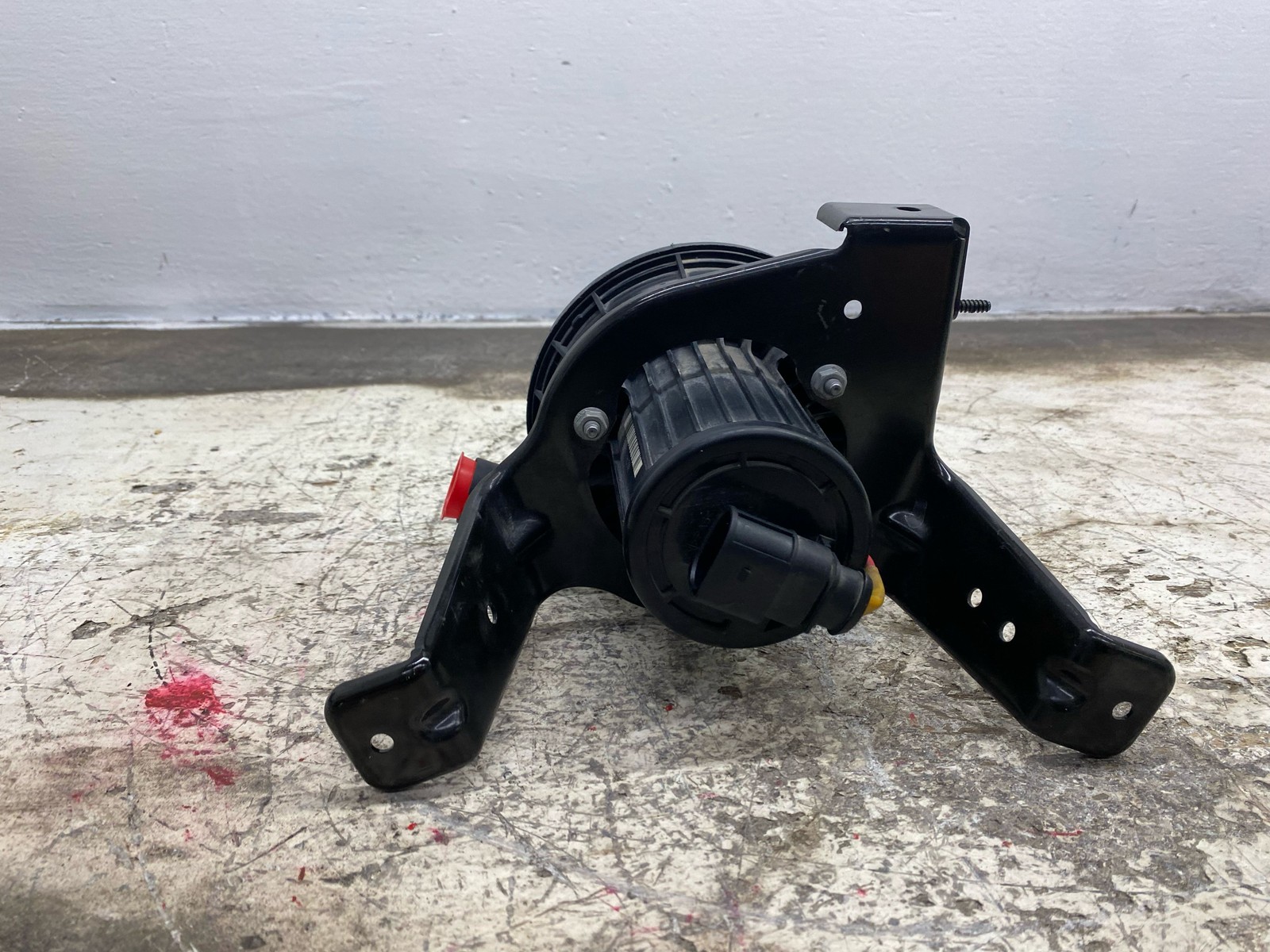 2010-2020 BENTLEY MULSANNE OEM FRONT RIGHT SECONDARY INJECTION PUMP W/ BRACKET