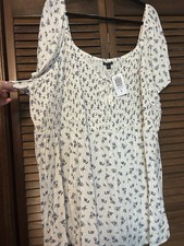 Brand New With Tags Torrid Women  s Blouse Size 6X Cream And Navy Floral