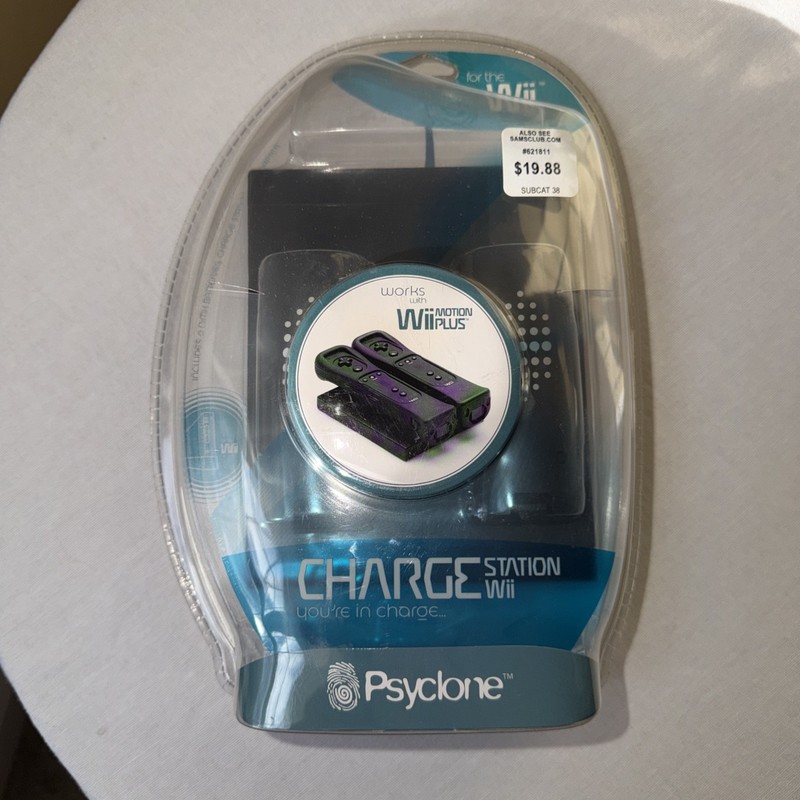 NEW PSYCLONE CHARGE STATION FOR WII W/ 2 BATTERIES NIB