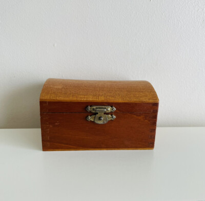 Vintage rechteckige braune Schmuckschatulle aus Holz GC ~ Maße H-2  L-4  B-3 