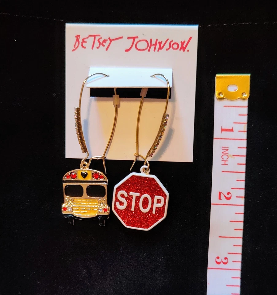 Pendientes colgantes con cristales Betsey Johnson con señal de autobús escolar y parada no coincidentes Foto 4 de 4