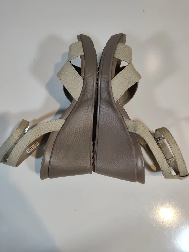 Sandalias de cuña de tobillo con correa cruzada Crocs Leigh II para mujer talla 11 Tan 204950 NWOT Foto 4 de 4