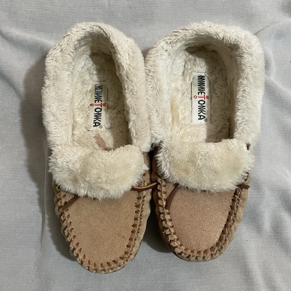 Womens Minnetonka Moccasin Slippers Size 7 Faux Fur Lining Tan Beige - Image 2 of 4