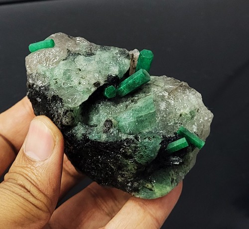 Espécimen de piedras preciosas de cristal de matriz de esmeralda en bruto de Zambia natural de 1190 quilates - Imagen 8 de 8