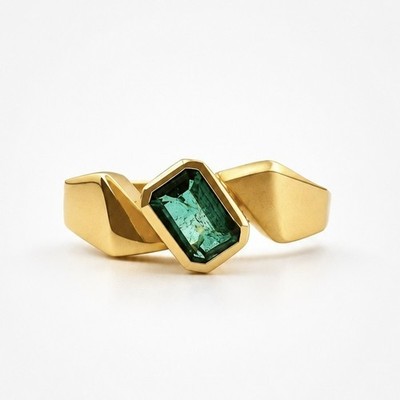 0.50CTW EMERALD 18K YELLOW GOLD RING - SIZE 8.25