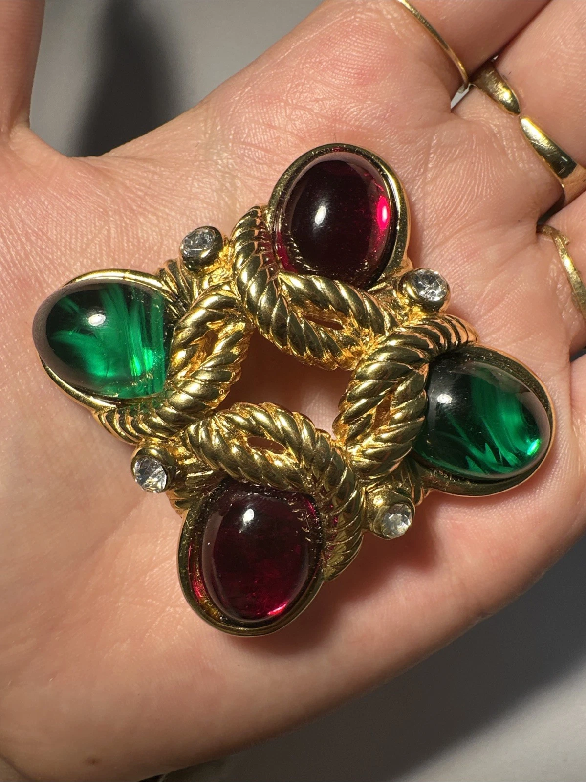 Broche Dorée, Cordée ,Avec Pierre Verte / Rouge Et Strass Blanc Bijoux Fantaisie
