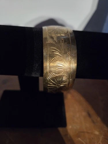 Vintage brass cuff style bracelet.  Costume Jewelry!!