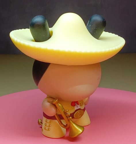 EL MARIACHI WHITE ~ Kidrobot AZTECA 2 DUNNY / OCHOstore / Designer Vinyl @2011 - Picture 3 of 5